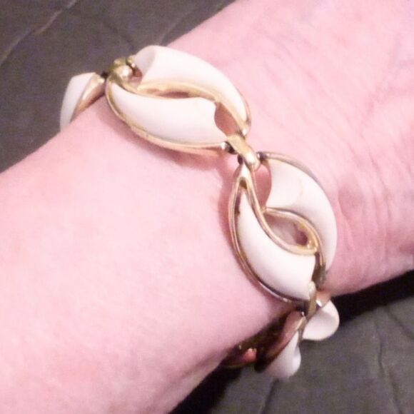 Vintage Coro Mid Century Gold Tone White Thermoset Bracelet - Picture 5 of 6